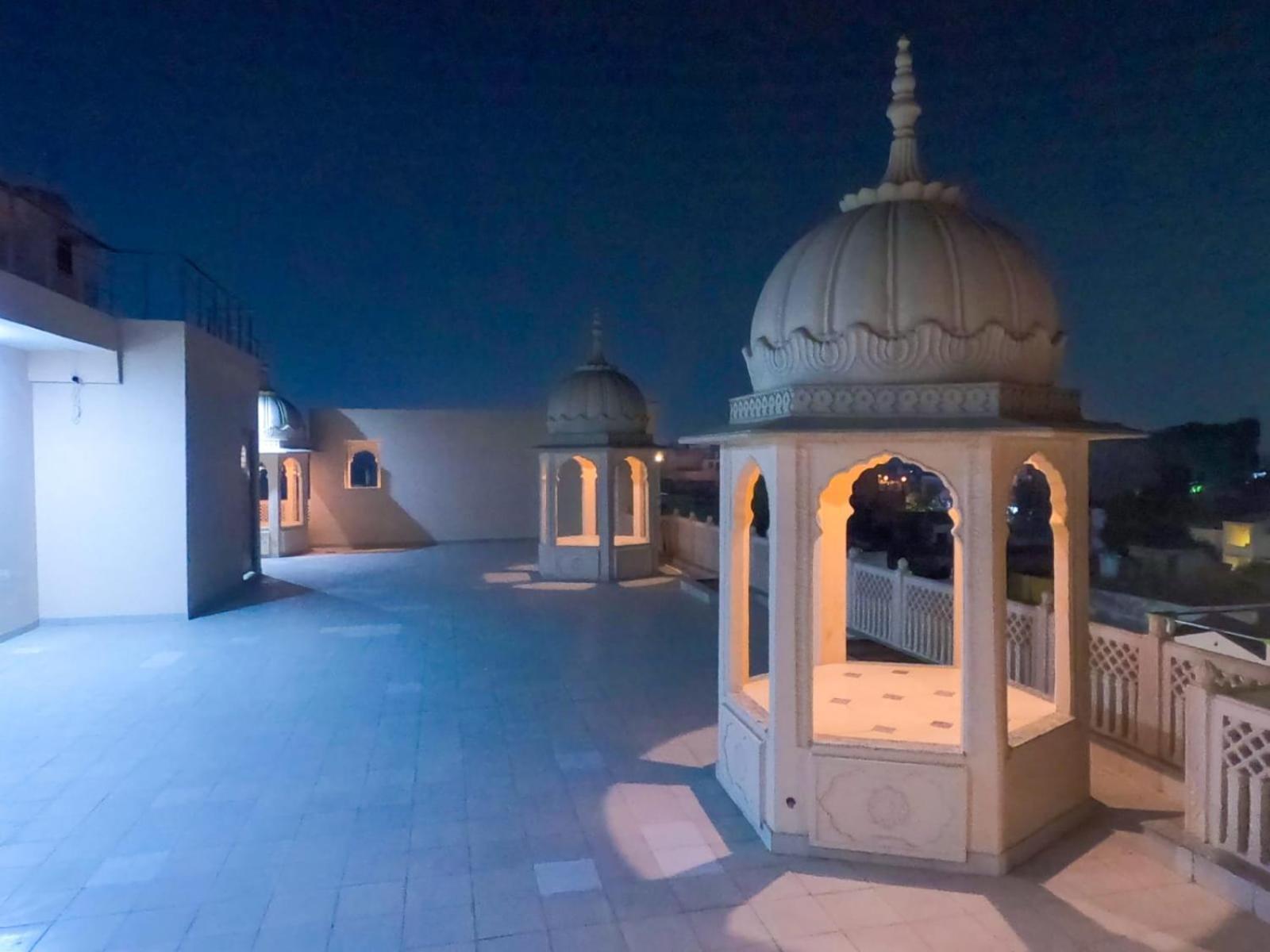 Отель The Taj Vista Agra- Walking Distance To Taj Mahal Агра Экстерьер фото